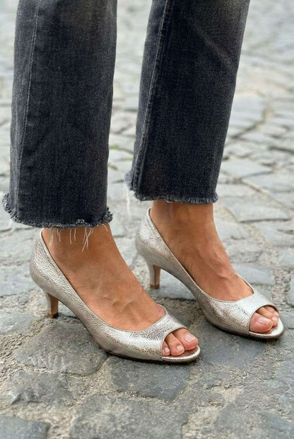 talons kitten chic métallisés or champagne à bout ouvert.