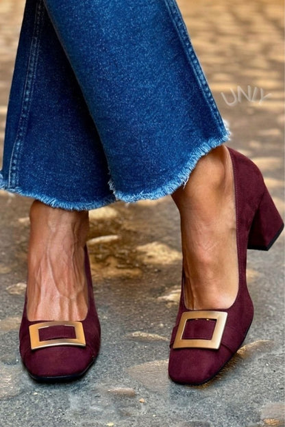 talons larges bleu marine à bout carré avec ornements métalliques patchwork.
