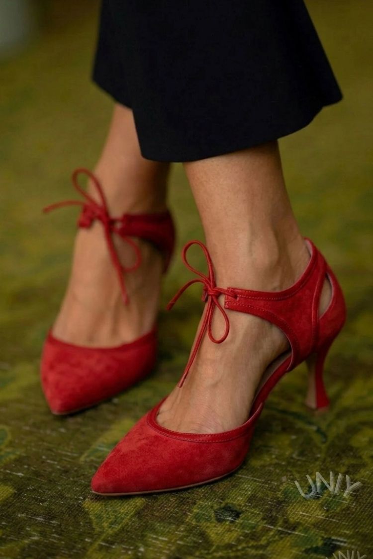 talons kitten rose en suédine à bout effilé et nœud bicolore.