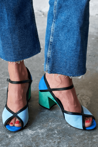 talons stiletto color block à bride en T et boucle.