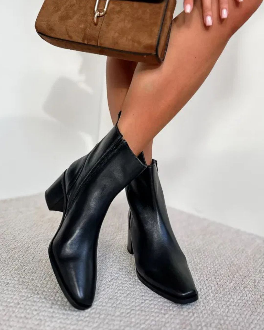 Suzanne | Bottines Noires Pointues à Talon Épais et Zip Latéral