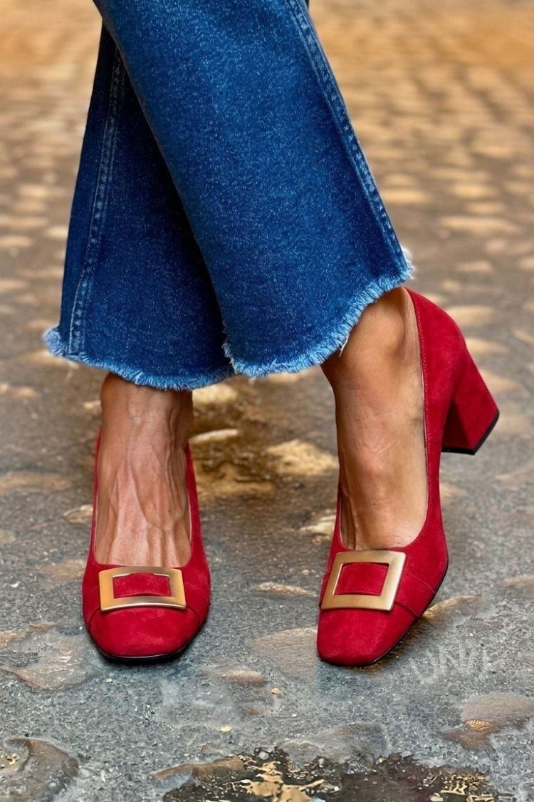 talons larges bleu marine à bout carré avec ornements métalliques patchwork.