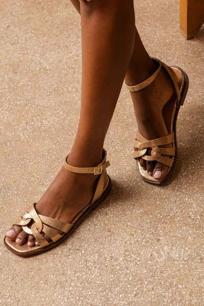 Sandales plates décontractées unies avec boucle à la cheville et brides [Précommande]