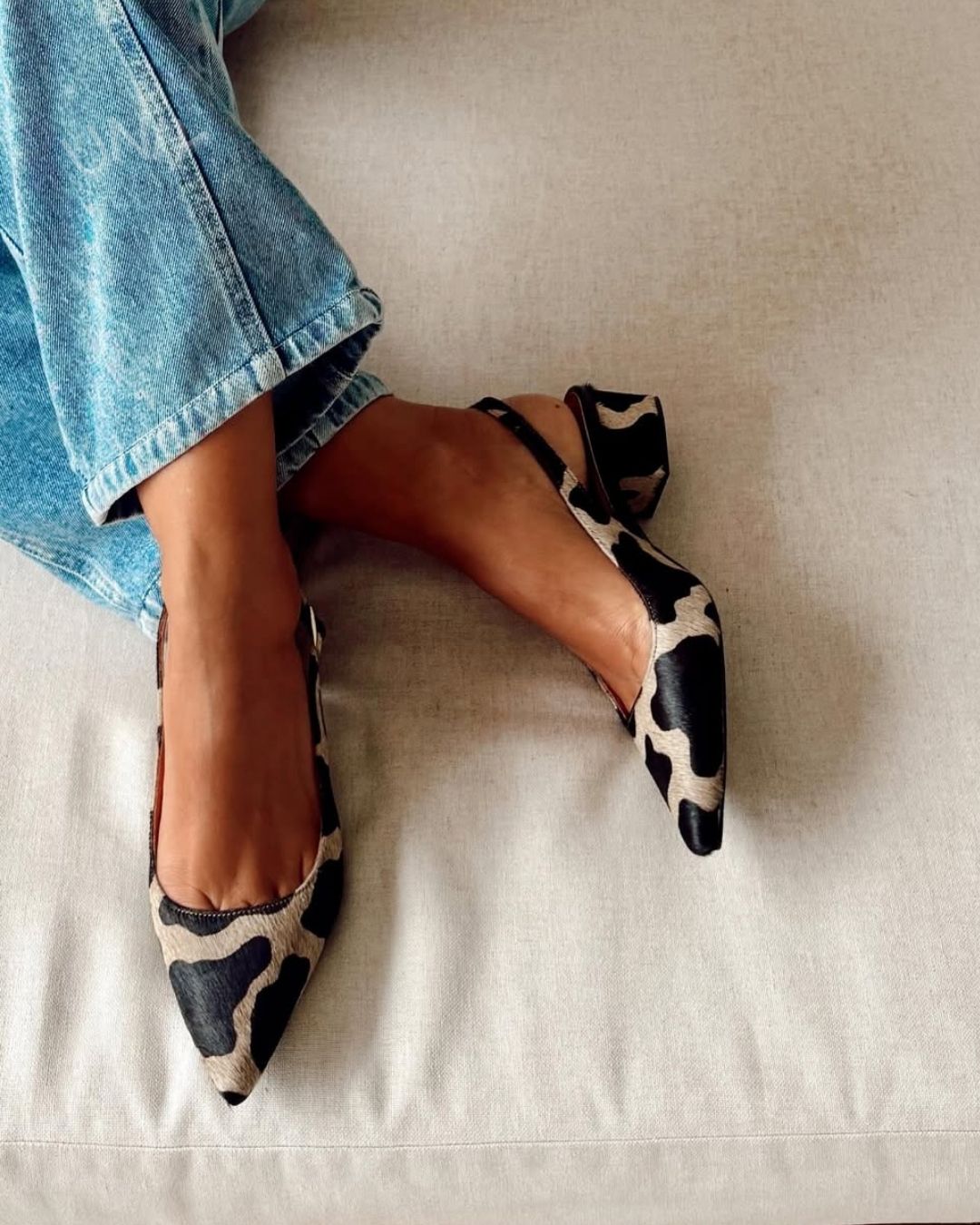 talons larges classiques slingback à bout effilé et imprimé vache.