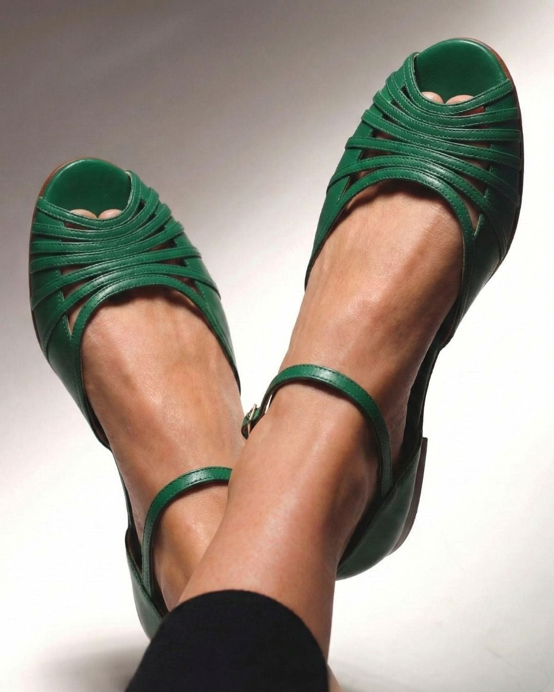 Sandales plates peep toe tressées Vert avec bride cheville
