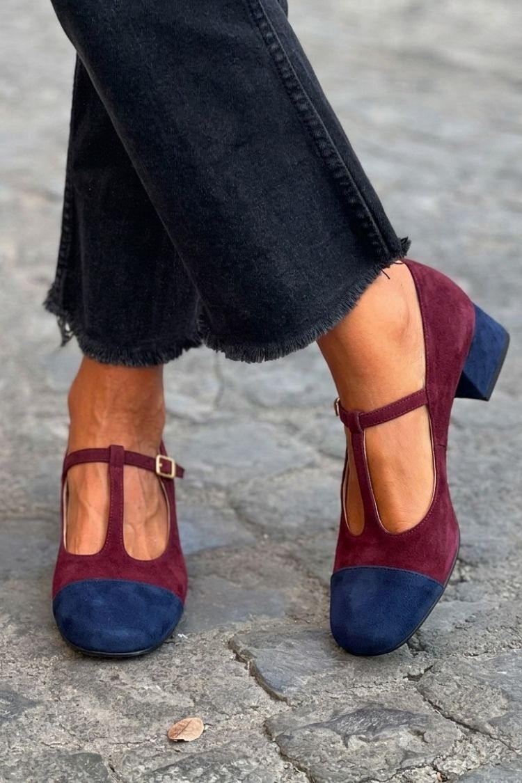 talons larges rouges à bout rond, bride en T, boucle et patchwork.