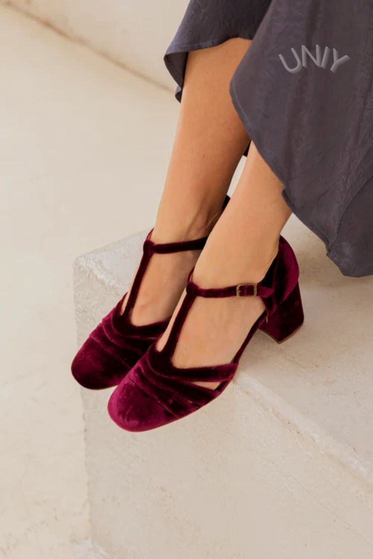 talons larges en velours à bride en T ajourée et boucle.