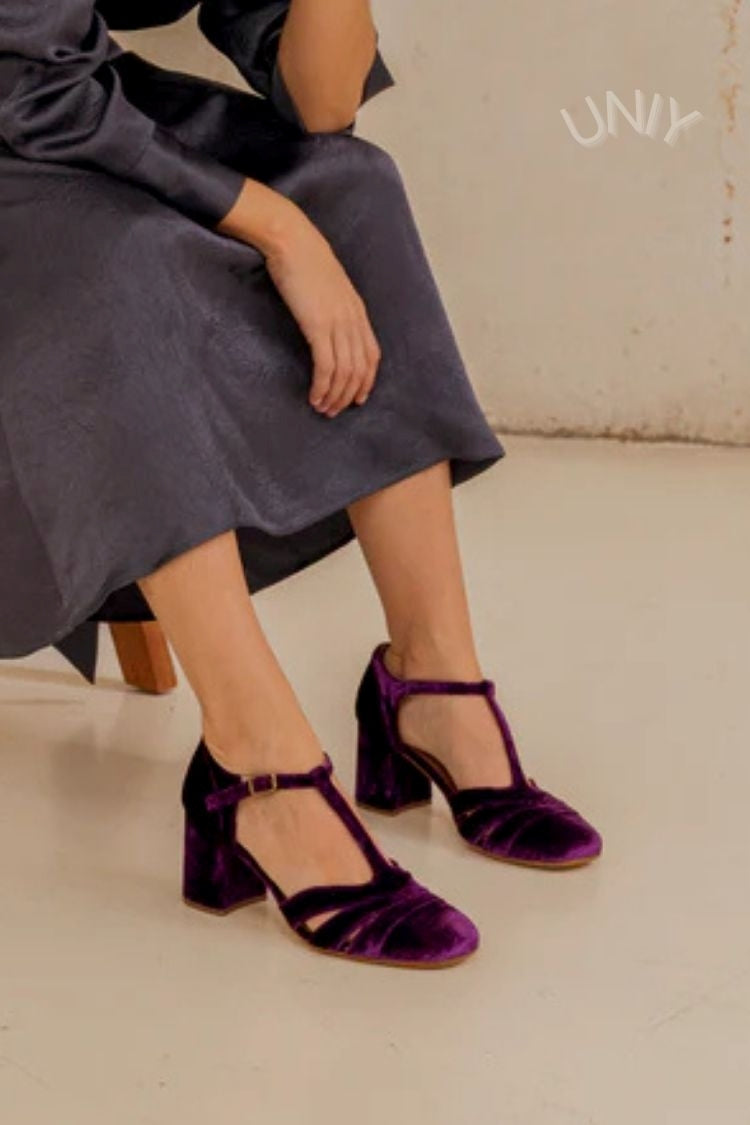 talons larges en velours à bride en T ajourée et boucle.