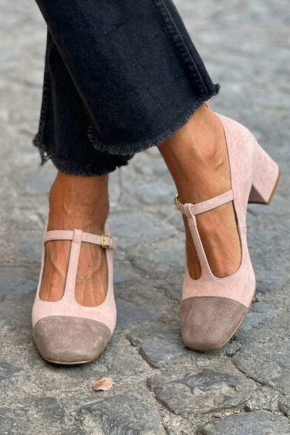 talons larges rouges à bout rond, bride en T, boucle et patchwork.