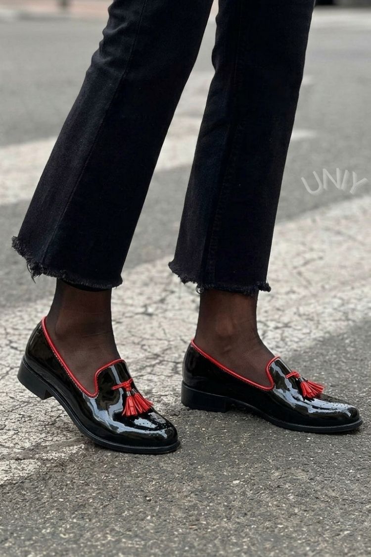Brigitte | Mocassins Vernis Noirs à Passepoil Rouge et Pampilles