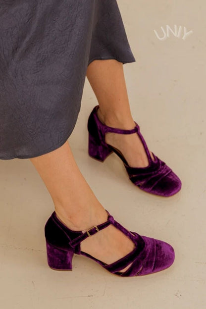 talons larges en velours à bride en T ajourée et boucle.