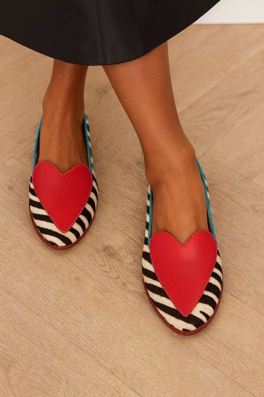 mocassins slip-on à bout amande, cœur appliqué et imprimé zèbre.