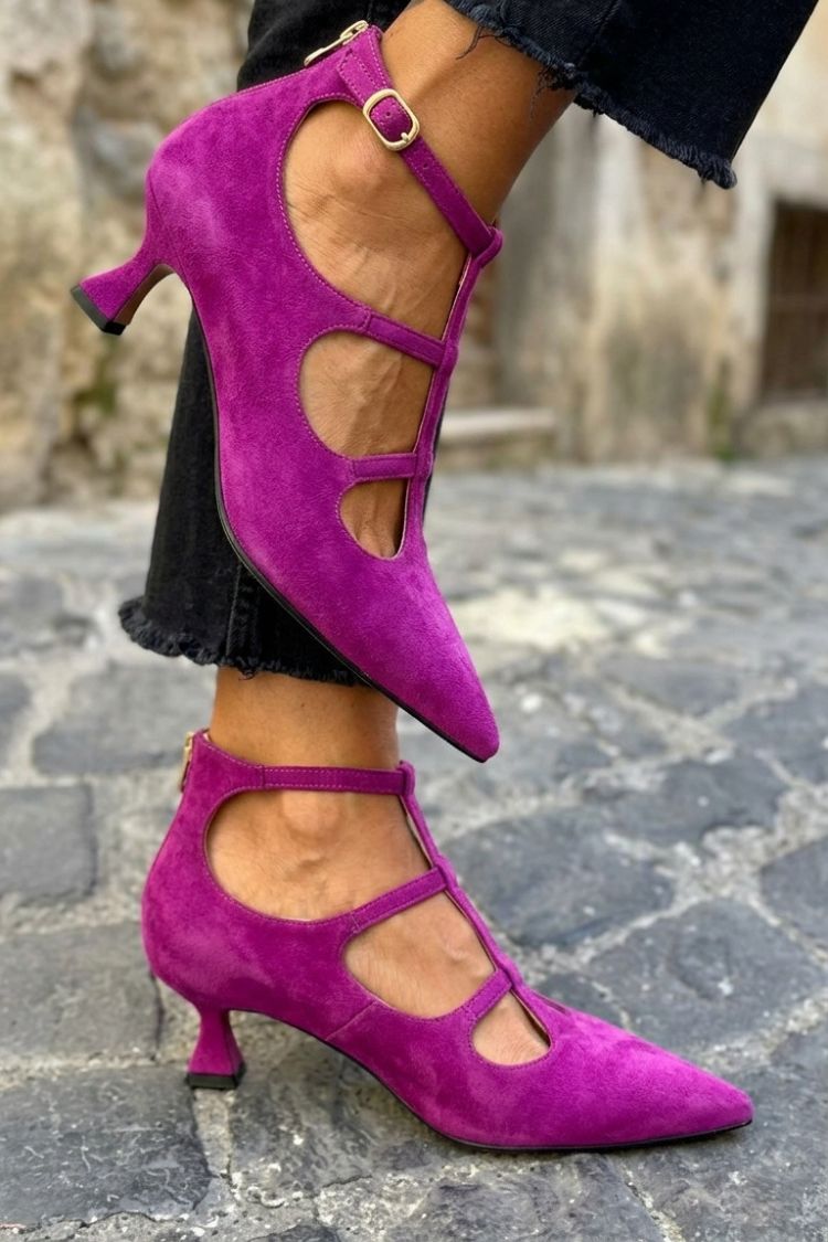 talons kitten violets à zip, bride cheville, découpes et bout effilé.