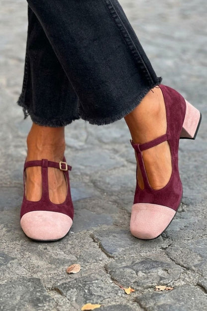 talons larges rouges à bout rond, bride en T, boucle et patchwork.
