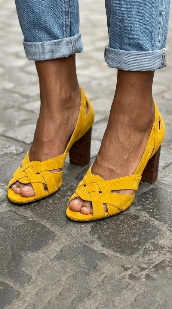 Talons bloc peep toe tressés à découpes en suédine Moutarde