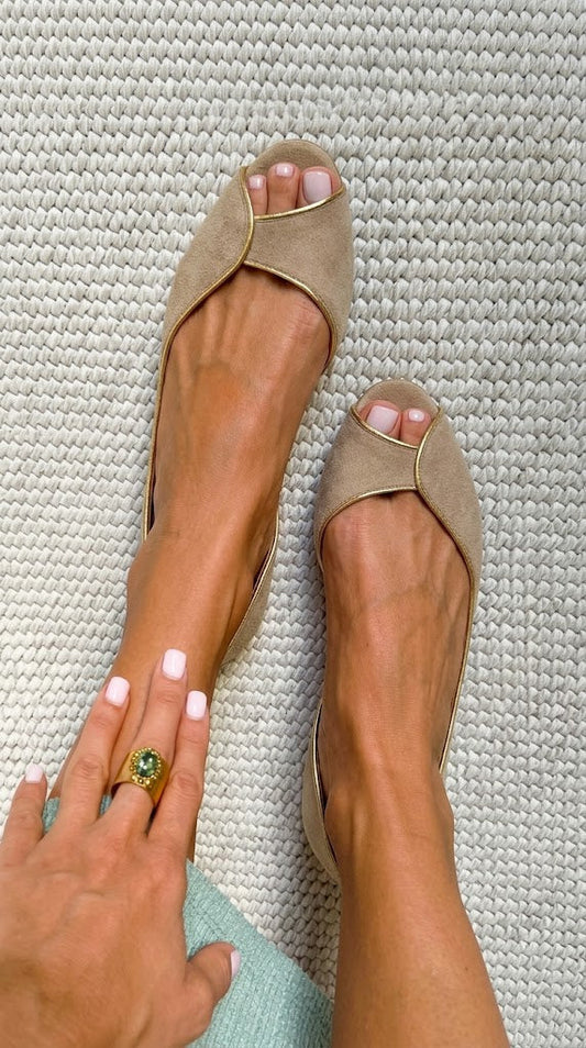Ballerines bout ouvert d'Orsay en daim Beige et Or.