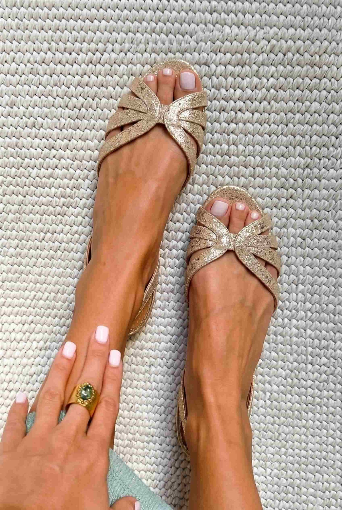 Sandales plates slingback métallisées Or à bout ouvert avec brides