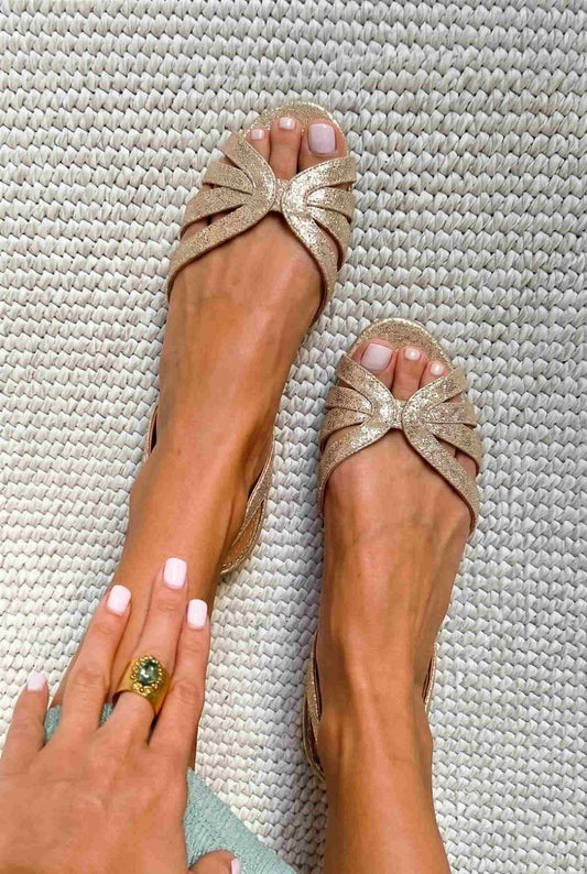 Sandales plates slingback métallisées Or à bout ouvert avec brides