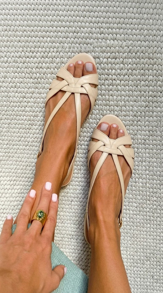 Sandales plates slingback peep toe Nude à brides croisées
