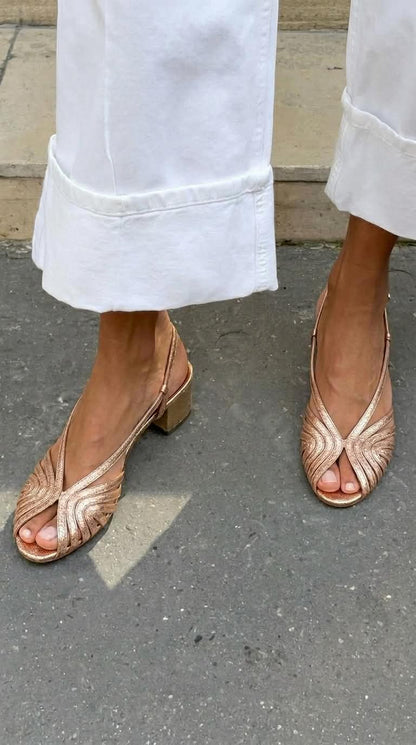 sandales slingback tressées métallisées or rose à bout ouvert et talon haut.