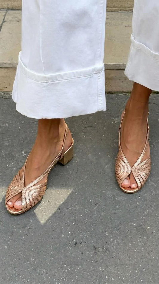 sandales slingback tressées métallisées or rose à bout ouvert et talon haut.