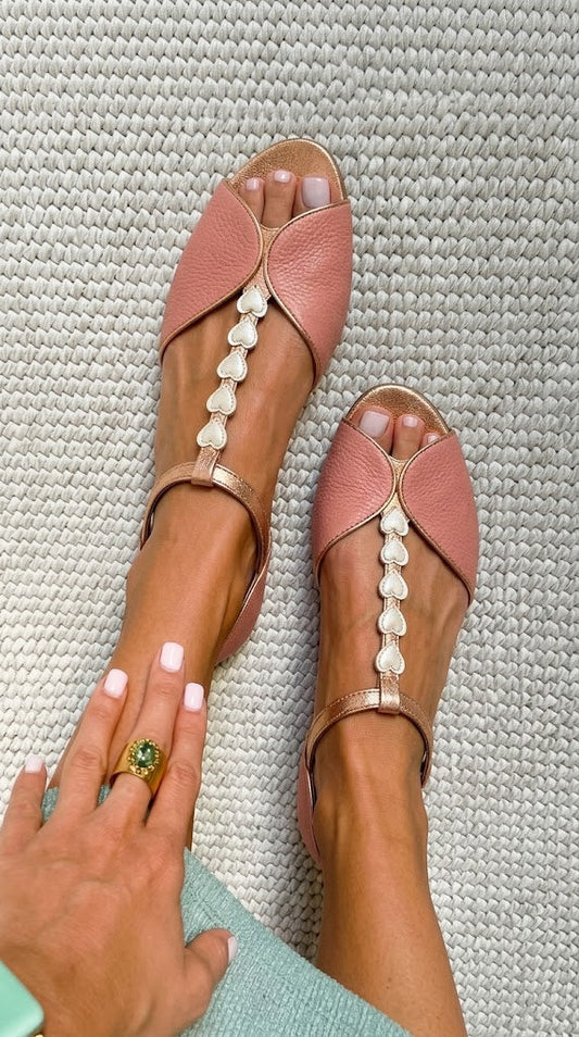Sandales plates peep toe Rose avec bride en T et détail cœur