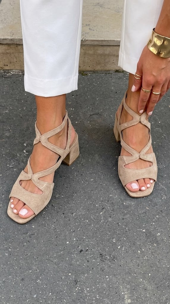Talons bloc en suédine Beige à bout carré avec brides
