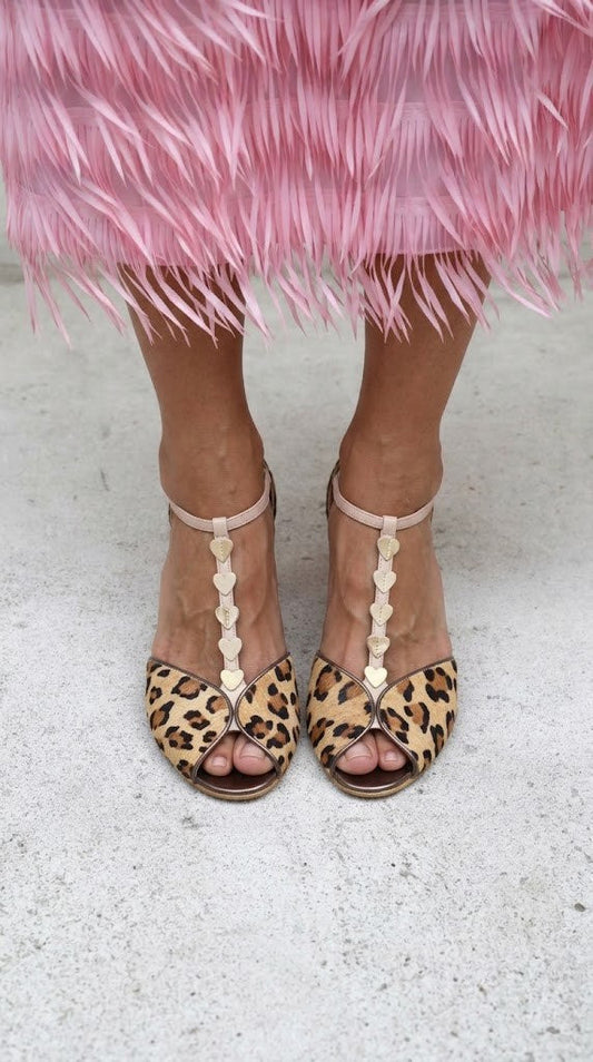 Talons peep toe à imprimé léopard Rose avec bride en T et cœur