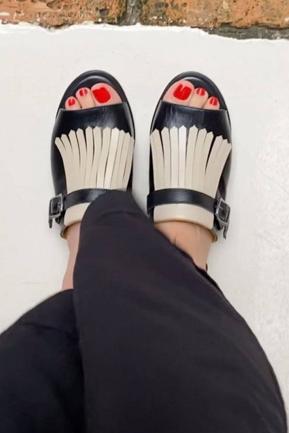 Sandales slip-on à bout rond ouvert contrastées avec franges