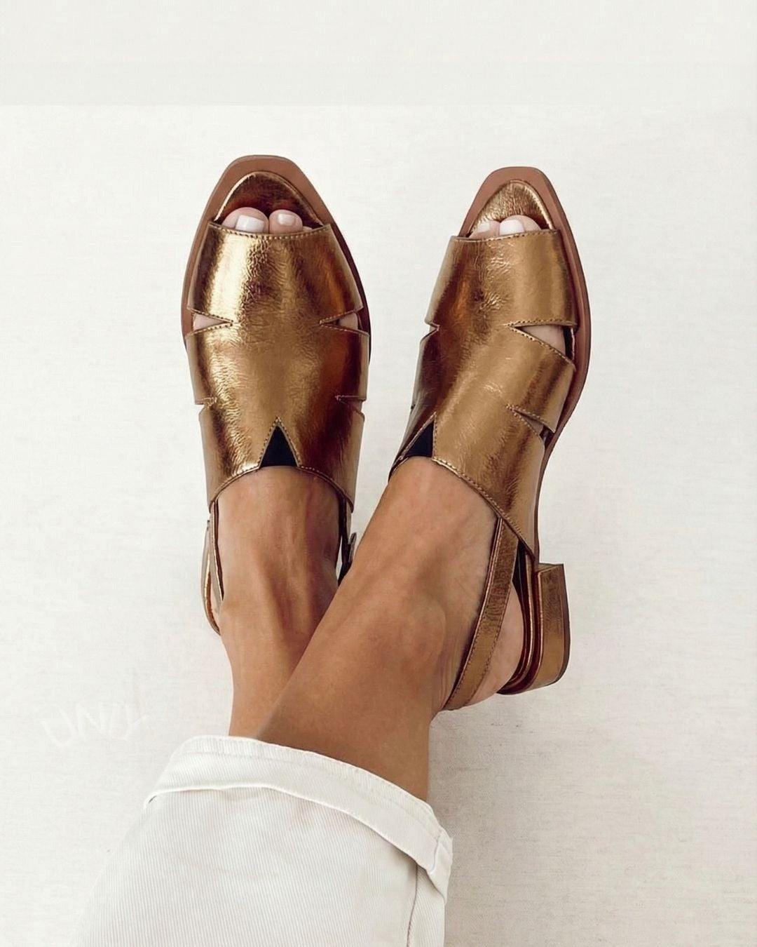 Sandales plates slingback peep toe à découpes métallisées Or