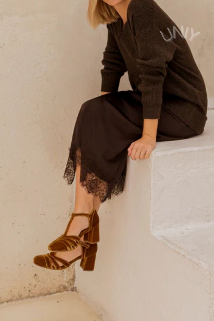 Talons larges à découpes en velours avec boucle et bride en T