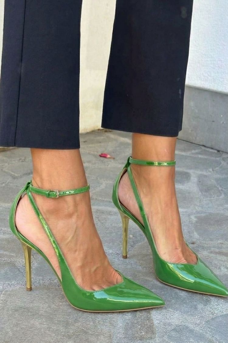 Talons aiguilles vernis Noir avec bride cheville