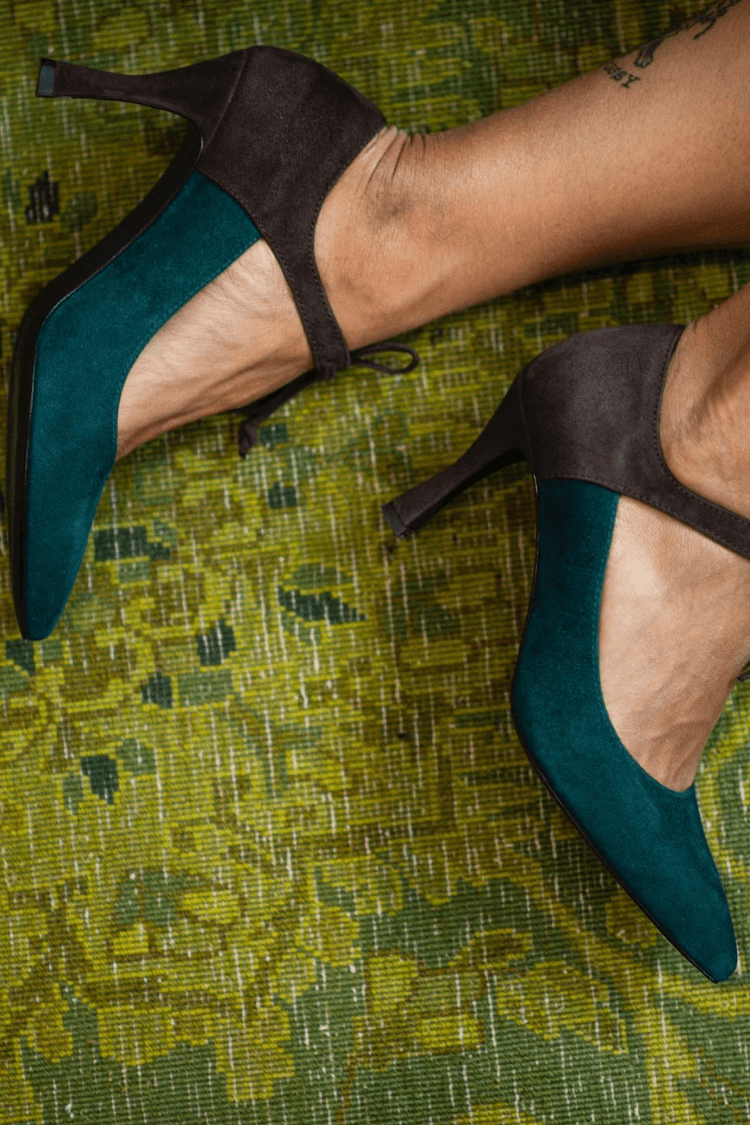 talons stiletto élégants violets à laçage.