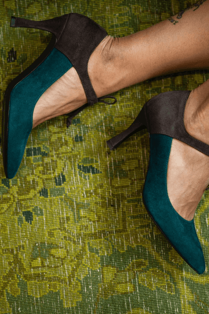 talons stiletto élégants violets à laçage.