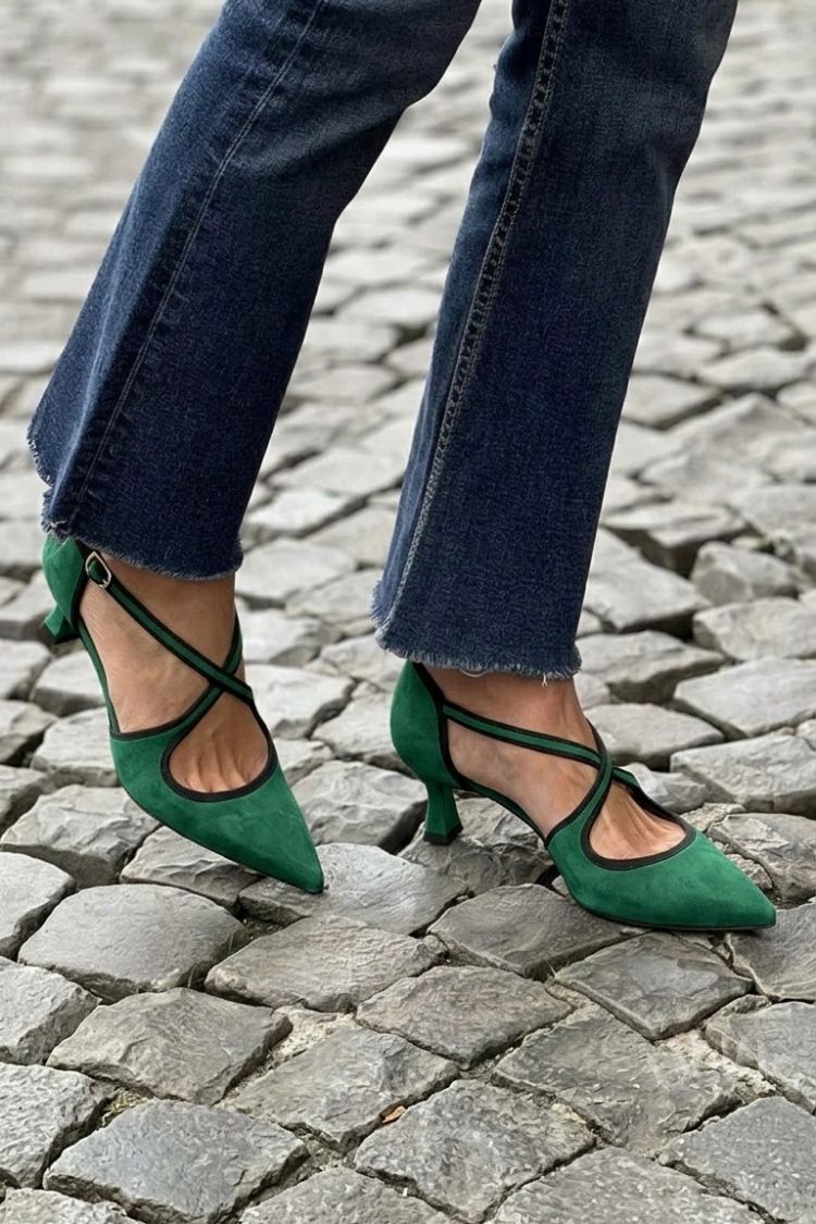 talons bas kaki à bride croisée et boucle, bout effilé.