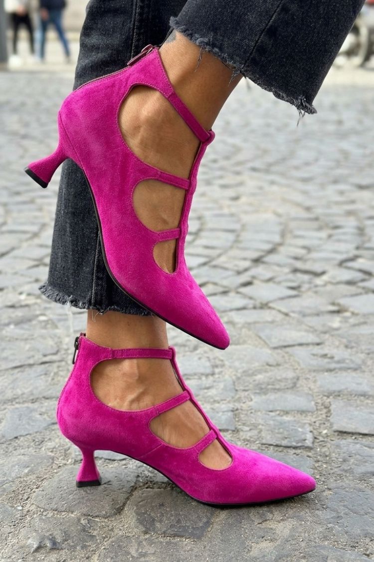 talons kitten violets à zip, bride cheville, découpes et bout effilé.