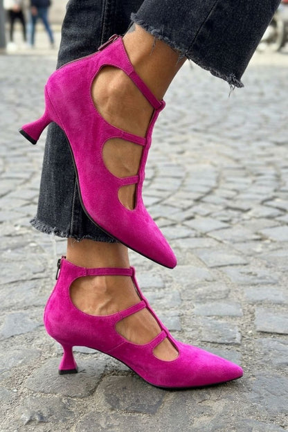 talons kitten violets à zip, bride cheville, découpes et bout effilé.