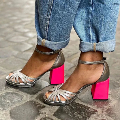 Talons larges peep toe color block brillants et élégants avec bride cheville et boucle