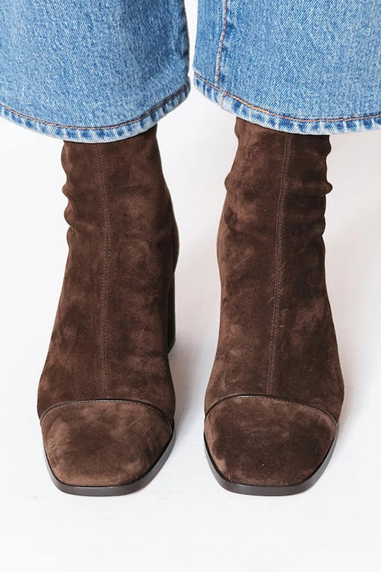 bottes à talon large marron foncé à bout carré.