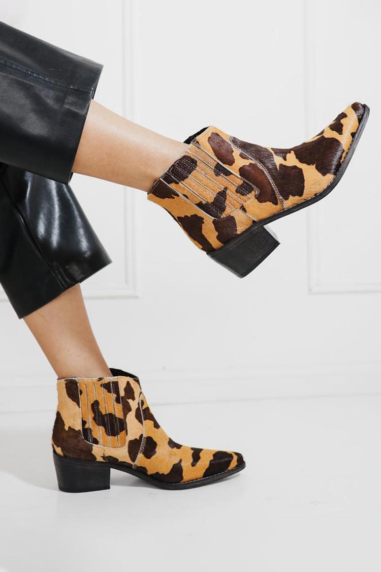 Arlette | Bottines Marron Pointues à Motif Vache et Talon Carré