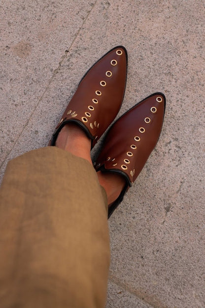 Daphné | Bottines Marron Foncé Pointues à Œillets