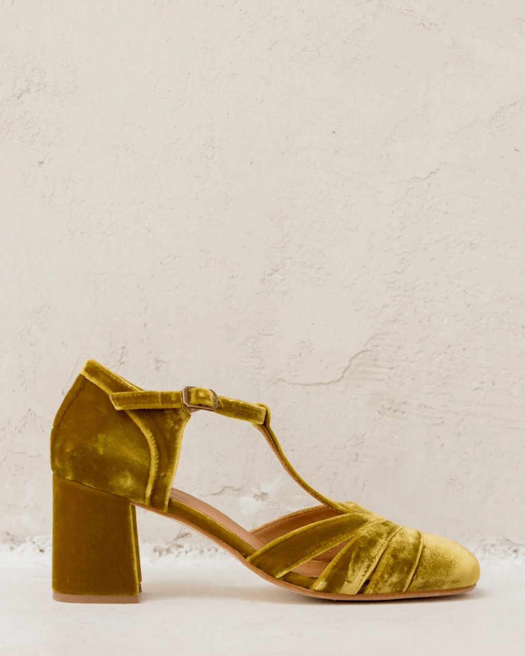 Talons larges à découpes en velours avec boucle et bride en T