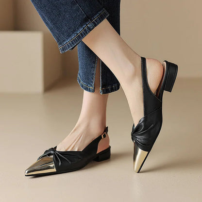 Ballerines Slingback à Bout Pointu avec Nœud Métallique et Coutures.