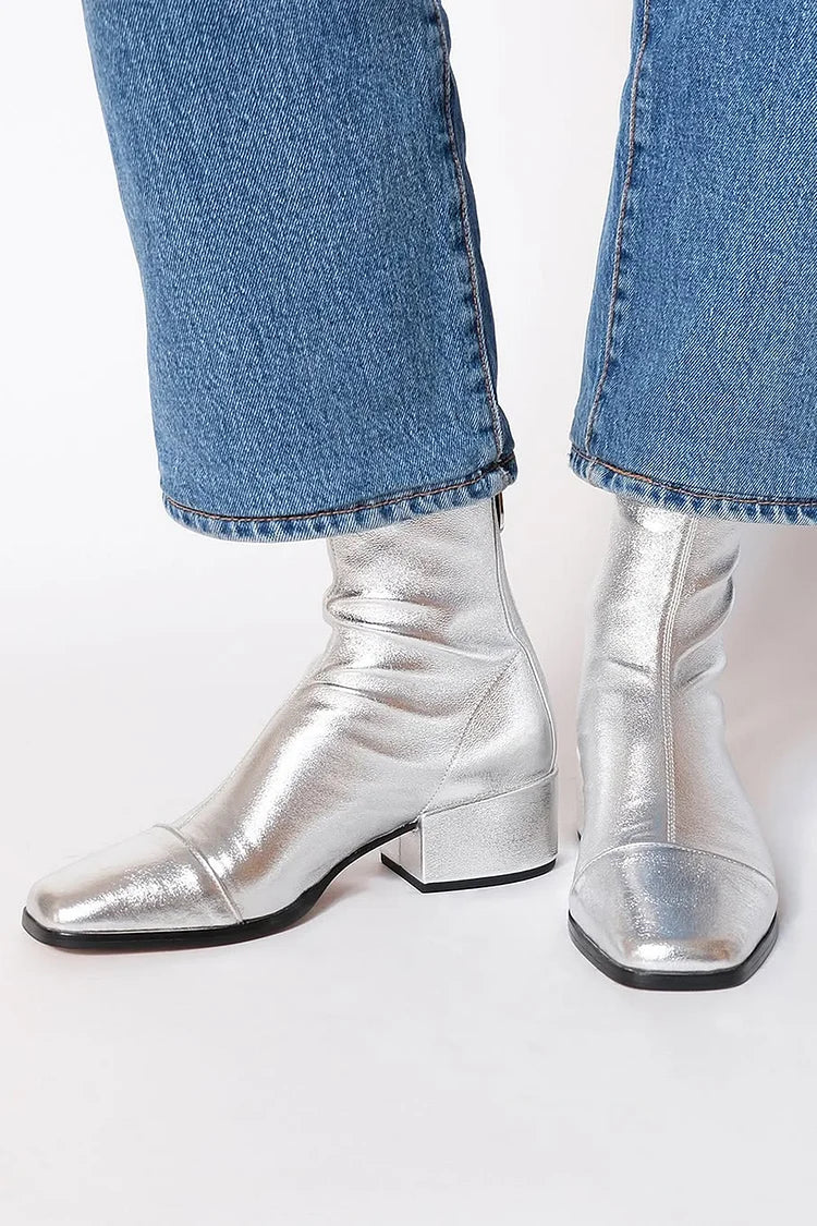 bottines argent métallisées à bout carré et petit talon.