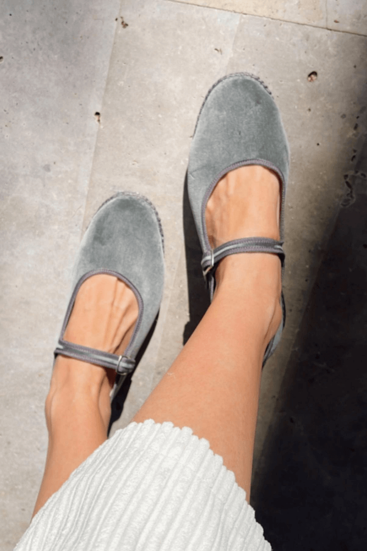 Ballerines en velours avec bride et boucle