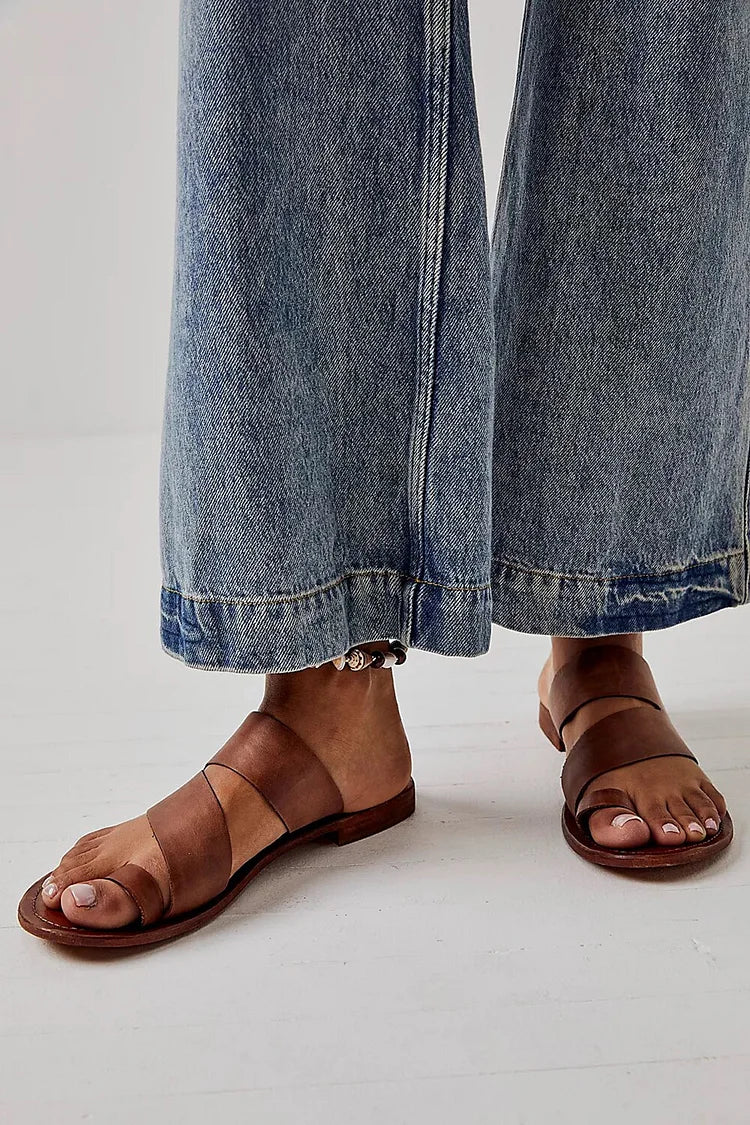 Sandales épurées asymétriques à découpes Marron avec anneau d'orteil