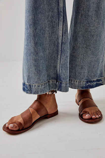 Sandales épurées asymétriques à découpes Marron avec anneau d'orteil