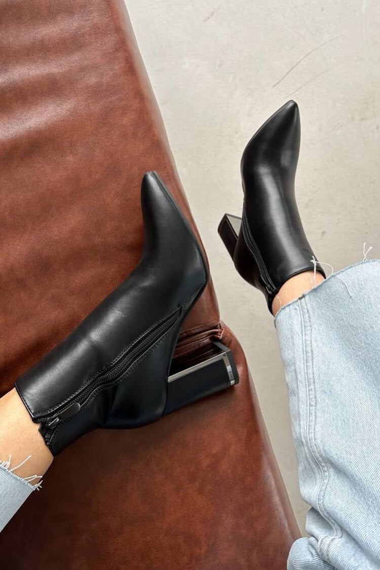 Bottines Élégantes en Similicuir Noir à Petit Talon et Bout Fin.