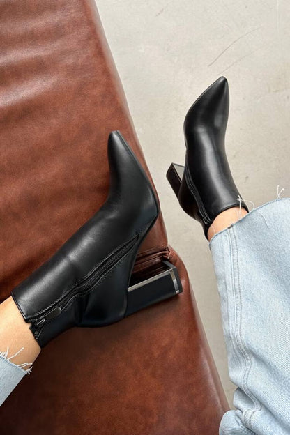 Bottines Élégantes en Similicuir Noir à Petit Talon et Bout Fin.