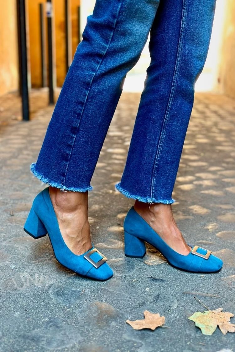 talons larges bleu marine à bout carré avec ornements métalliques patchwork.